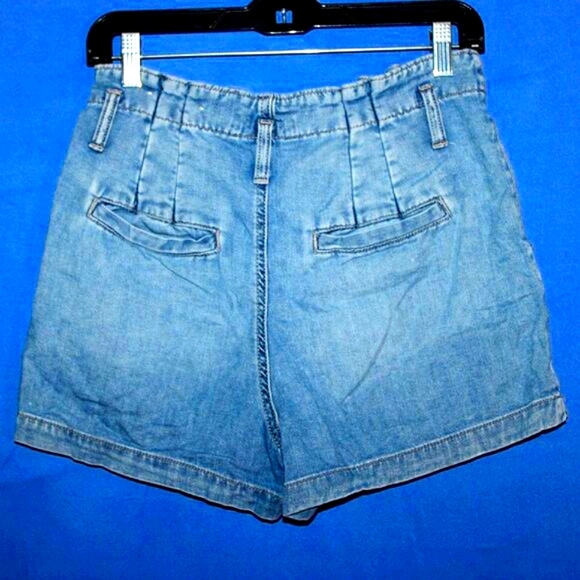 American Eagle High Rise Denim Shorts - Women's Size 4 - Light Wash - Mom Shorts - Picture 4 of 8